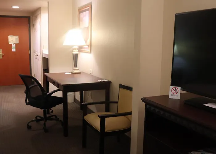 Wingate By Wyndham - Complimentary Area Shuttle Hotel