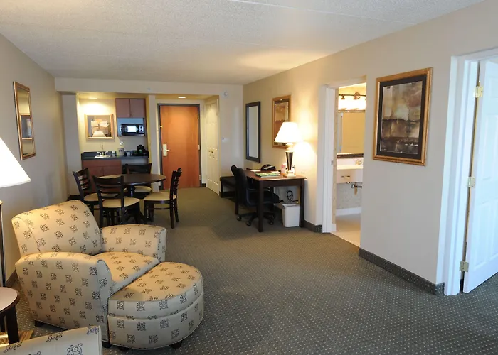 Hotel Wingate By Wyndham - Complimentary Area Shuttle