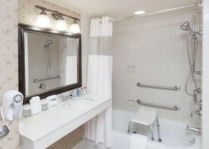 Hotel Wingate By Wyndham - Complimentary Area Shuttle