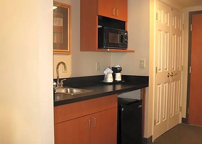 Wingate By Wyndham - Complimentary Area Shuttle Hotel