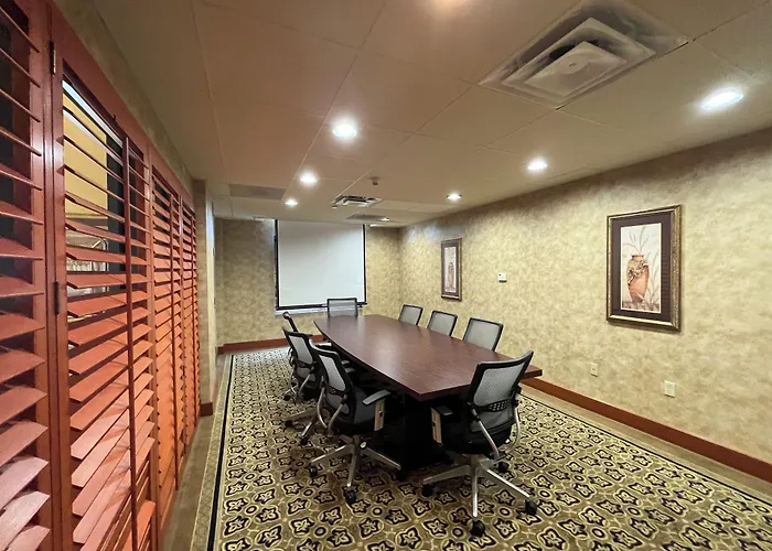 Hotel Wingate By Wyndham - Complimentary Area Shuttle 3*