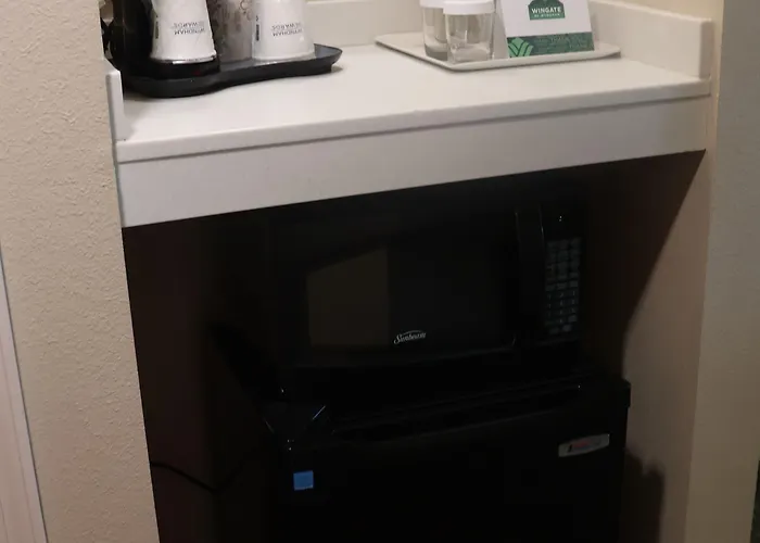 Hotel Wingate By Wyndham - Complimentary Area Shuttle